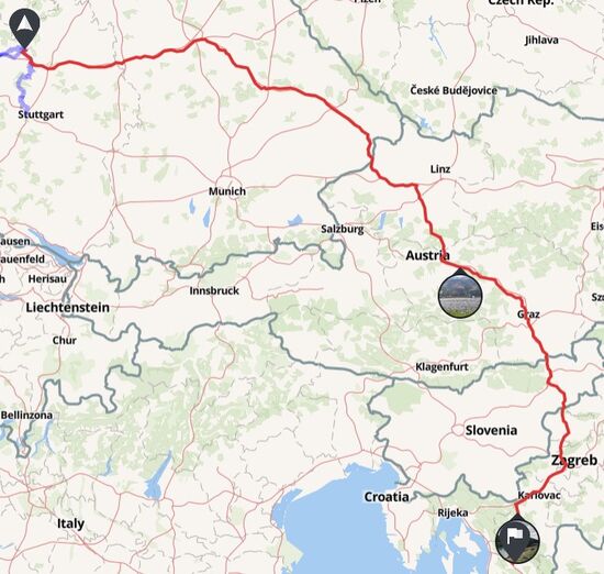 Heimreise, knapp 1000 Kilometer mit Auto und Anhänger, Kroatien, Slowenien, Österreich, Deutschland. In Regensburg mußten wir, erschöpft von allem, anhalten und haben von 1 Uhr bis 6 Uhr morgens geschlafen, im Auto bzw. auf dem Anhänger. War auch mal was Neues.