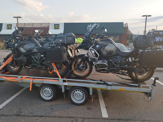 Früh am Morgen bei McDonalds in Regensburg, nach einer harten Nacht auf dem Anhänger.