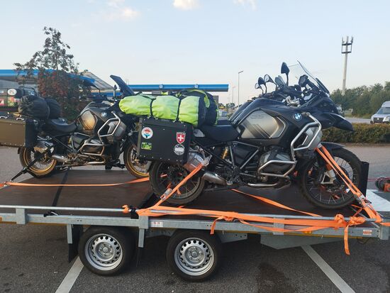 In der Lücke haben 2 von uns geschlafen, einer im Auto, alle 3 mehr schlecht als recht.