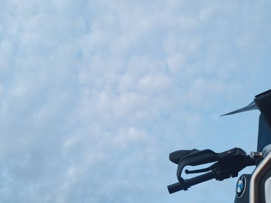 So bin ich am Morgen aufgewacht, über mir der Motorradlenker...