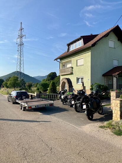 Morgens in Otocac, nach dem Kaffee, vor der Abfahrt.