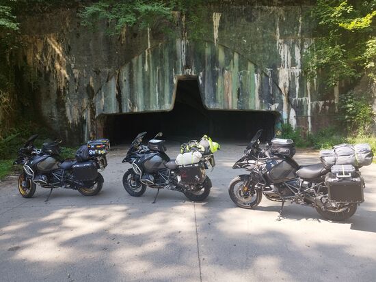 Zeljava, alter Militärflugplatz, Hangar von aussen.
