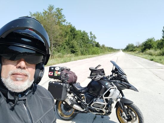Start und Landebahn, mit mir und Motorrad