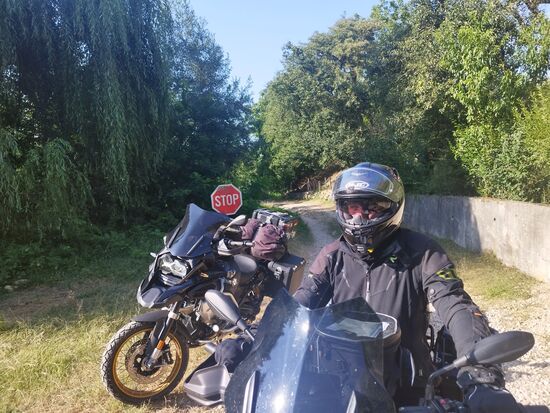 Diesen Stop Schild hâtten wir besser Ernst genommen, dann wâren nicht 2 von uns im darauf folgenden Schotter gestürzt. Passiert ist aber nix, dafür sind die Motorräder ja gebaut.