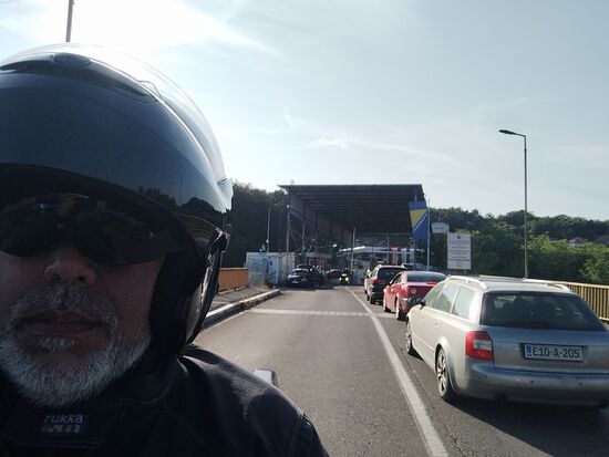 Probleme an der Bosnisch-Serbischen Grenze, einer von uns hatte leider die Fahrzeugpapiere nur als Kopie dabei. SCHWERER FEHLER. Nur unter der Auflage die Papiere per DHL zu besorgen durften wir gerade so einreisen. Serbien eigentlich erst wieder mit den Papieren verlassen.