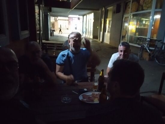 Abendliches Feiern mit Serben, die uns geholfen haben, unser Hotel zu finden. Das ist in diesen Ländern schwierig, da die Gebäude oft keine oder falsche Hausnummern haben.