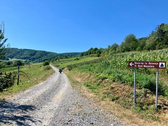 Der Anfang einer weiteren, nicht zu vermeidenden, üblen, knapp 10 Kilometer langen Schotterpiste.