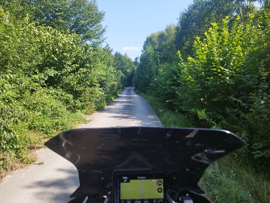 Endlose, enge, einspurige Straßen