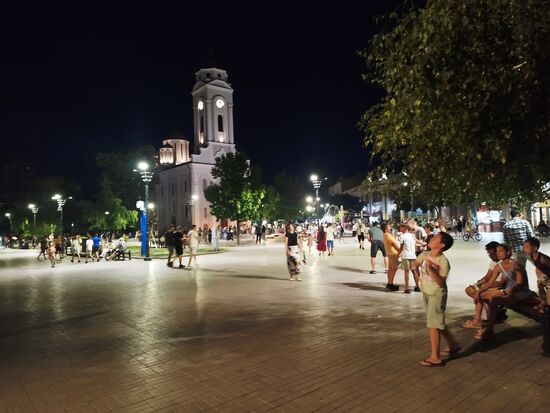 Innenstadt Smederevo bei Nacht, super volle Fußgängerzone.