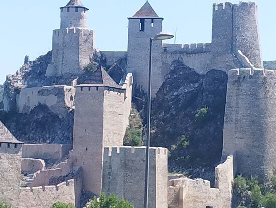 Burg an der Donauengstelle