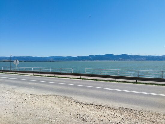 Riesige, Seeähnliche Wasserfläche, aber es ist nur die aufgestaute Donau.