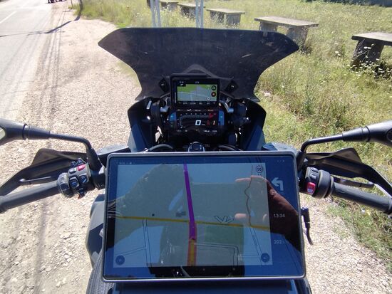 Kommandozentrale, um die bin ich echt froh. Auf dem großen Tablett, das die auf dem Tankrucksack befestigt ist, läuft Calimoto, die Beste Motorrad Navigations Software die ich kenne. Als Backup lasse ich noch mein Garmin mitlaufen, immer das abendliche Ziel auf kurzer Strecke vor Augen.