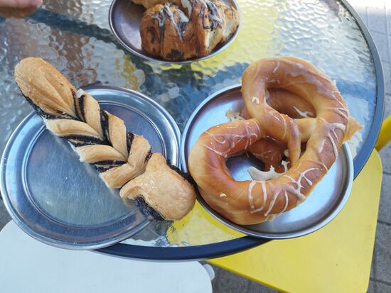 Klasse Frühstück, Mohnschlupf und leicht salzige Brezel aus einem Teig, ähnlich Hefeteig.