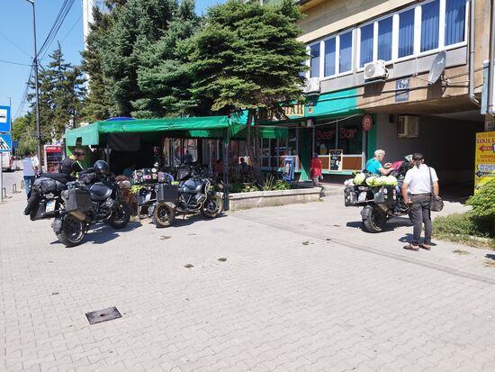 Kaffeepäuschen und wieder mal Probleme mit dem Bezahlen, Nix Euro, Nix Karte, Nix Landeswährung. Eine nette alte Dame hat uns dann aus der Patsche geholfen und uns 5 Euro in Landeswährung umgetauscht. So nett und hilfsbereit haben wir die Menschen in allen Ländern erlebt.