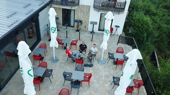 Feierabendbier auf der Hotelterasse