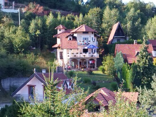 Wunderschöne, scheinbar reiche Siedlung am See.