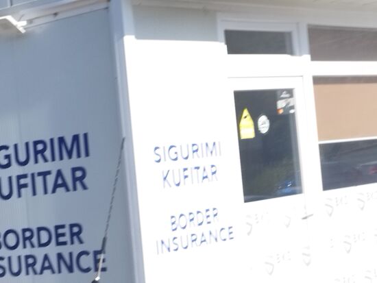 Kosovo Border, wir mussten noch eine extra Versicherung für die Motorräder abschliessen, bei 37 Grad im Schatten, wir hatten aber keinen.