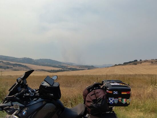 Beachtet den Rauch im Hintergrund, bis zu dem Moment dachten wir, es ist bewölkt, aber riecht nach Rauch. Dann sahen wir das ganze Elend.