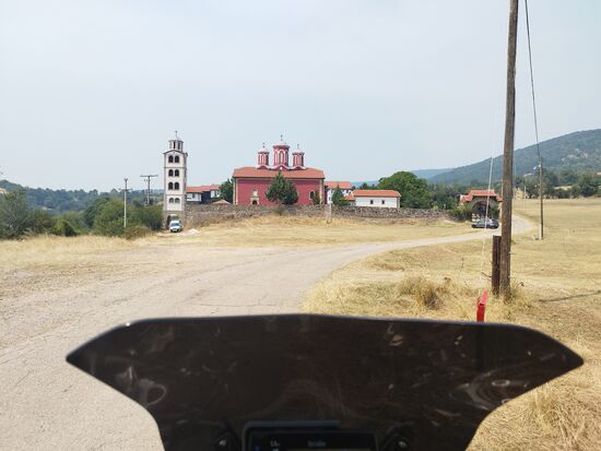 Mitten im Nirgendwo in den Bergen, plötzlich diese schöne Kirche.