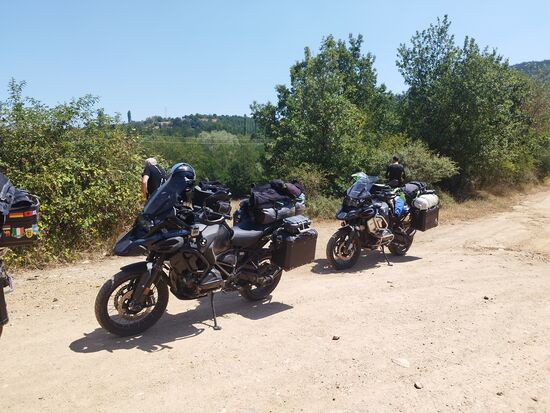 Heute hatten wir 2 üble Schotterpassagen, dazwischen ÜBLEN, tiefen SAND, da wünscht man sich glatt wieder SCHOTTER.