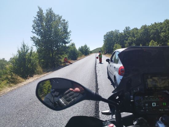 Brutal frisch geteerte Straßen hatten wir auch noch über 20 Kilometer, nahezu unfahrbar und unseren Motorrädern hat der Teer sehr zugesetzt. Üble Verschmutzungen waren die Folge. In Deutschland wäre das befahren solch frischer Straßen sicher verboten.