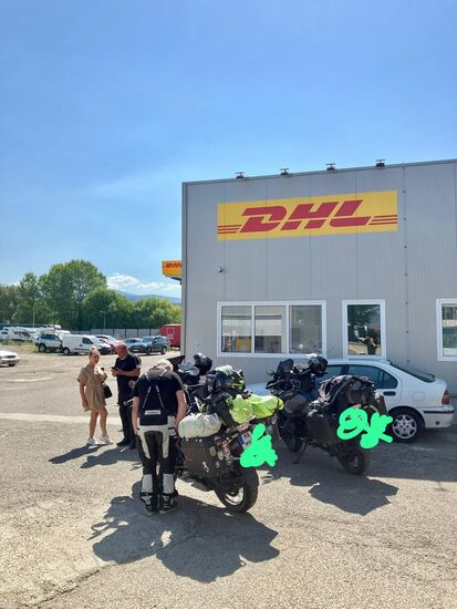 Ohne Didi hätten wir die Fahrzeupapiere von DHL nicht bekommen. Sie hat die Papiere für und mit uns direkt in der Zentrale abgeholt, ansonsten hätten wir noch mindestens einen Tag warten müssen und die geplante Tour wäre nicht mehr durchführbar gewesen. Sie ist mit uns 45 Kilometer gefahren zu DHL, als stellvertretende Chefin vom Rilets Resort Hotel. Die Fahrt war ein Höllenritt, DIDI kennt keine Regeln im Straßenverkehr, ist aber auch Anwältin, für den Notfall. Das Rila Resort Hotel kann ich sowieso sehr empfehlen. An dieser Stelle auch Danke an Lena, Andre und Ronja, die von Deutschland aus ALLES perfekt geregelt haben, damit wir an die wichtigen Papiere kommen.
