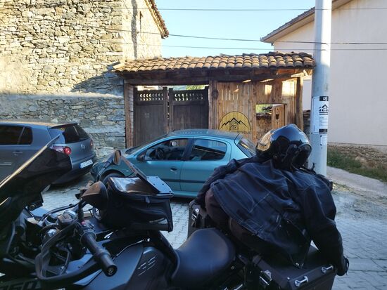 Warten auf die Öffnung des Hoftores, leider hatte keiner einen Schlüssel, also kam der Nachbar mit der Flex. Nach 30 Minuten war auch das Problem gelöst.