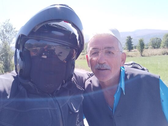 Als wir anhielten, um einer Hochzeit zuzuschauen, kam er zu mir und hat gefragt ob wir Probleme haben. Als ich Nein sagte, hat er gesagt: "Komme mit in Hochzeit". Es war heute morgen um 10 Uhr, sodass wir leider weiterfahren mussten.