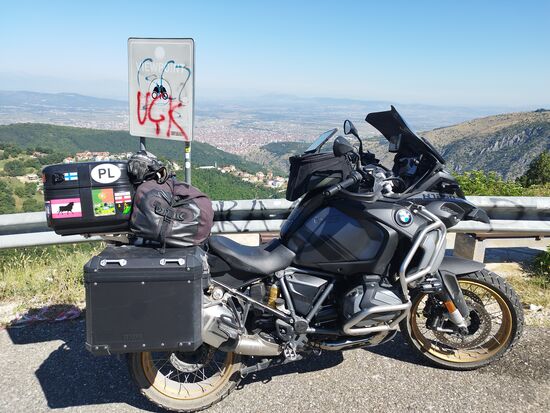 Im Hintergrund ist Prizren zu sehen