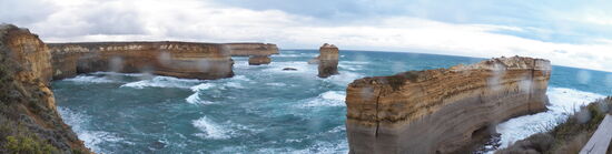 Und der schmale Felsen (mit 2 Rissen) Razorback, steht sonderweise offenbar noch.