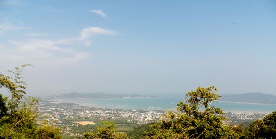 Blick auf die Chalong-Bucht im Osten...