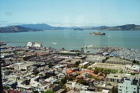 Blick vom Coit Tower auf dem Telegraph Hill zu Pier 39 und Alcatraz