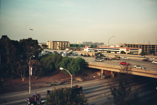 Das Hotel für die erste Übernachtung lag direkt am Airport mit Blick auf die Freeways, in Inglewood