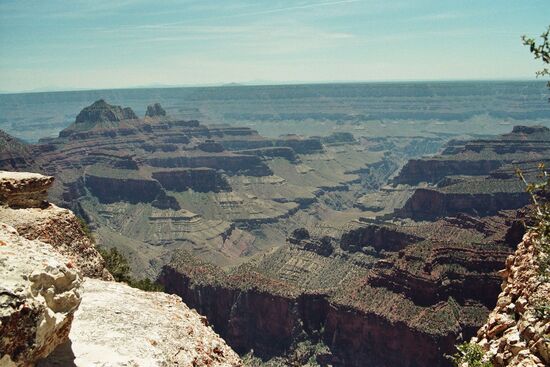 Schön zu sehen der Bright Angel Canyon, dessen Bright Angel Creek mündet schräg oben in den Colorado River nahe des South Rim