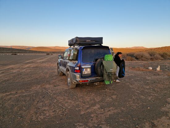 Der Campingplatz - die einzige Übernachtungsmöglichkeit in der Gegend. Sanitäre Anlagen sind gepflegt und es gibt ein Restaurant. Man kann auch in Nomadenzelten oder dem Hotel übernachten. Der Campingplatz selbst ist ein nicht umzäunter Schotterplatz