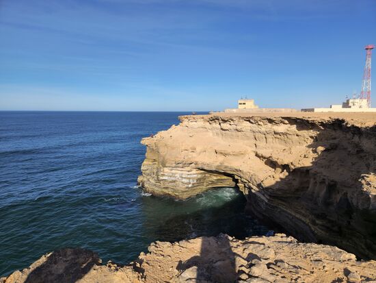 Blick vom Übernachtungsplatz hinter der Polizeistation die Klippe hinunter