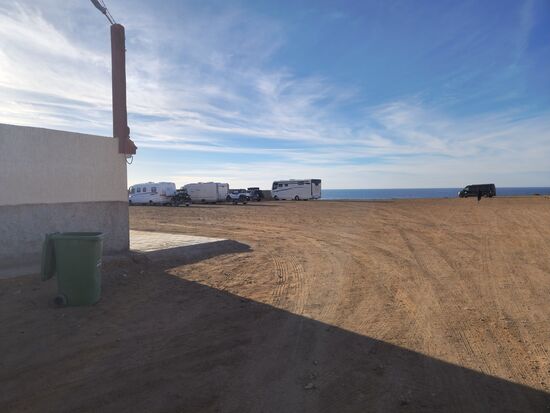 Der Platz hinter der Polizeistation - sicher, aber keinerlei Einrichtungen. Es gibt ein paar hundert Meter entfernt jedoch eine öffentliche Toilette sowie eine Tankstelle, die mit einer Toilette ausgestattet ist.