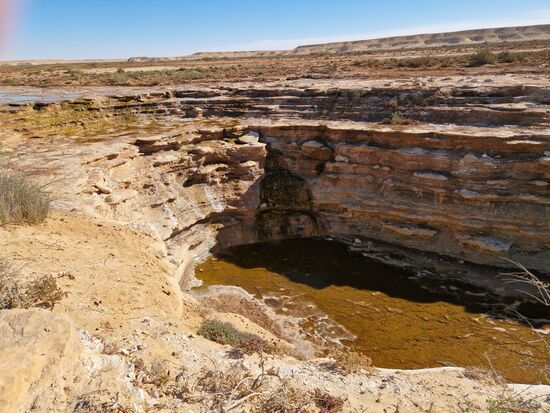 Die Kaskade, über die das salzig-schwefelhaltige Wasser nach unten tröpfelt. In den Canyon hinein kann man nicht gelangen, jedoch kann man entweder einen Ausflug "stromaufwärts" unternehmen oder entlang der beiden Seiten wandern und ein paar Schöne Fotos schießen