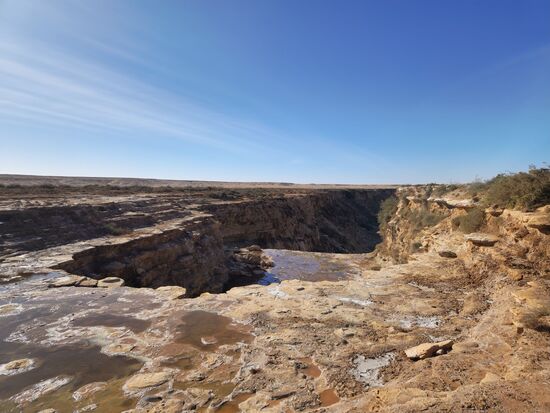 Die "Kaskade" ist eher ein Rinnsaal, das Wasser salz- und schwefelhaltig, weswegen es nur spärliche Vegetation und außer ein paar wilden Eseln keinerlei Tiere dort gibt. Die Gegend ist auch ungeeignet für Nomaden um ihr Vieh zu tränken, deswegen bestehen gute Chancen, den Platz für sich selbst zu haben
