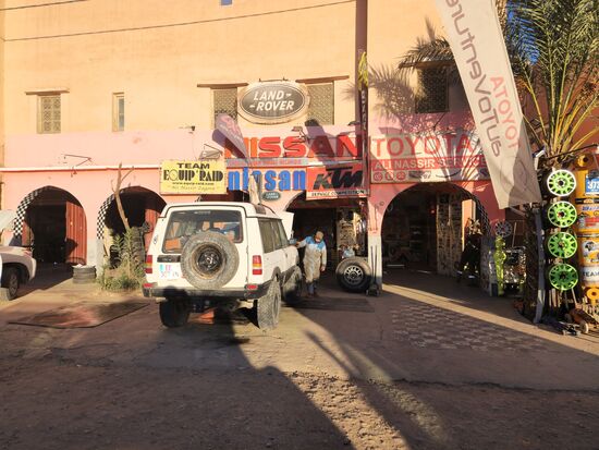 Die Werstatt von Ali liegt am nördlichen Ende von Zagora. Die Garage ist klein, es gibt nur einen Arbeitsplatz mit Grube, daher wird auch auf der Straße und der gegenüberliegenden Seite gearbeitet