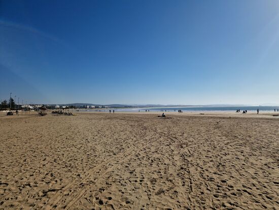 Es gibt einen sehr schönen Strand, hier kann man angenehm die Füße ins Wasser hängen.