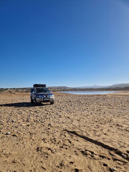 Der Plage Tamri ist über eine holprige Schotterpiste von der Teerstraße aus erreichbar, alternativ kann man die wenigen Meter auch laufen. Es sind auch einige Campervans und Wohnmobile am Strand, Campen ist jedoch laut Beschilderung untersagt