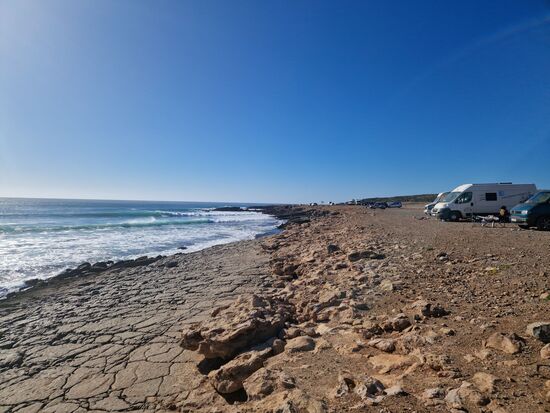 Es gibt einige Spots, an denen man vermutlich auch über Nacht stehen kann, wenn man nicht auf einen Campingplatz will - haben wir aber selbst nicht ausprobiert