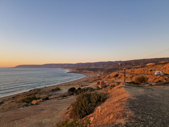 Der Campingplatz liegt auf einer "Klippe", es gibt schönen Ausblick entlang der Küste