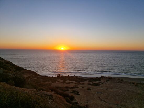 Hat man Glück und ergattert einen Platz in der ersten Reihe, kann man den Sonnenuntergang über dem Meer aus dem Dachzelt bestaunen