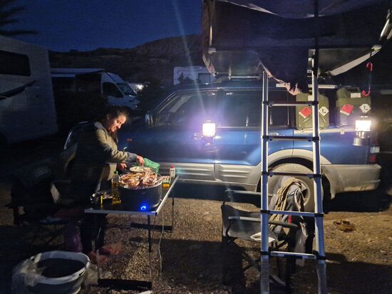 Vorbereitung des Weihnachtsessens am 24. Dezember. Den Fisch und die Zutaten haben wir auf dem Markt im nahegelegenen Ort gekauft