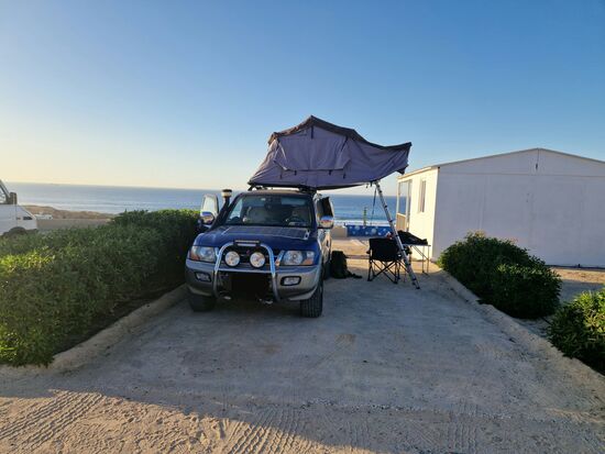 Der CP ist direkt an der Küste gelegen, die hinteren Parzellen bieten etwas mehr Windschutz als die Vorderen