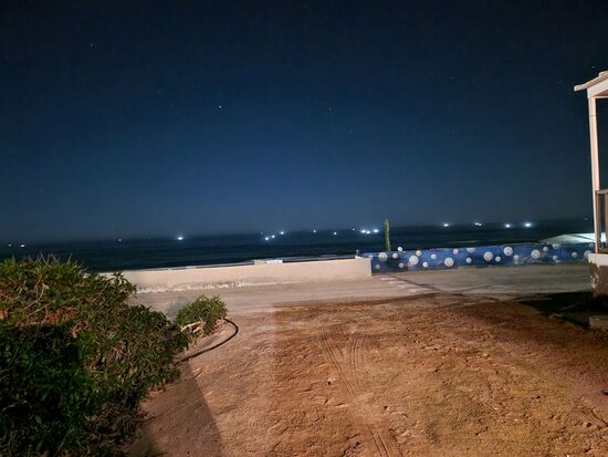 Die Fischerboote auf See sind bei Nacht beleuchtet - ein schöner Anblick