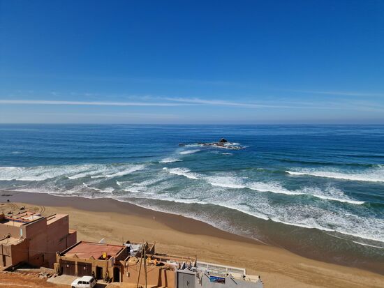 Der Strand vom Parkplatz aus betrachtet. Es sind einige Stufen bis hinunter, unten gibt es anscheinend aber noch einen weiteren Parkplatz. Ein Campingplatz ist auch vorhanden, den wir aber nicht genutzt haben
