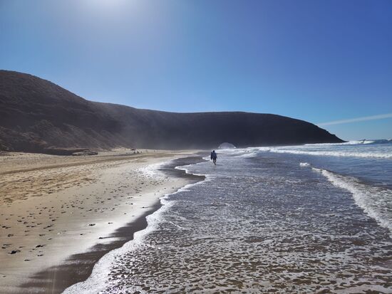 Der Felsbogen ist schon aus der Ferne zu erkennen. Von ehemals zwei Bögen steht aber mittlerweile nur noch einer.